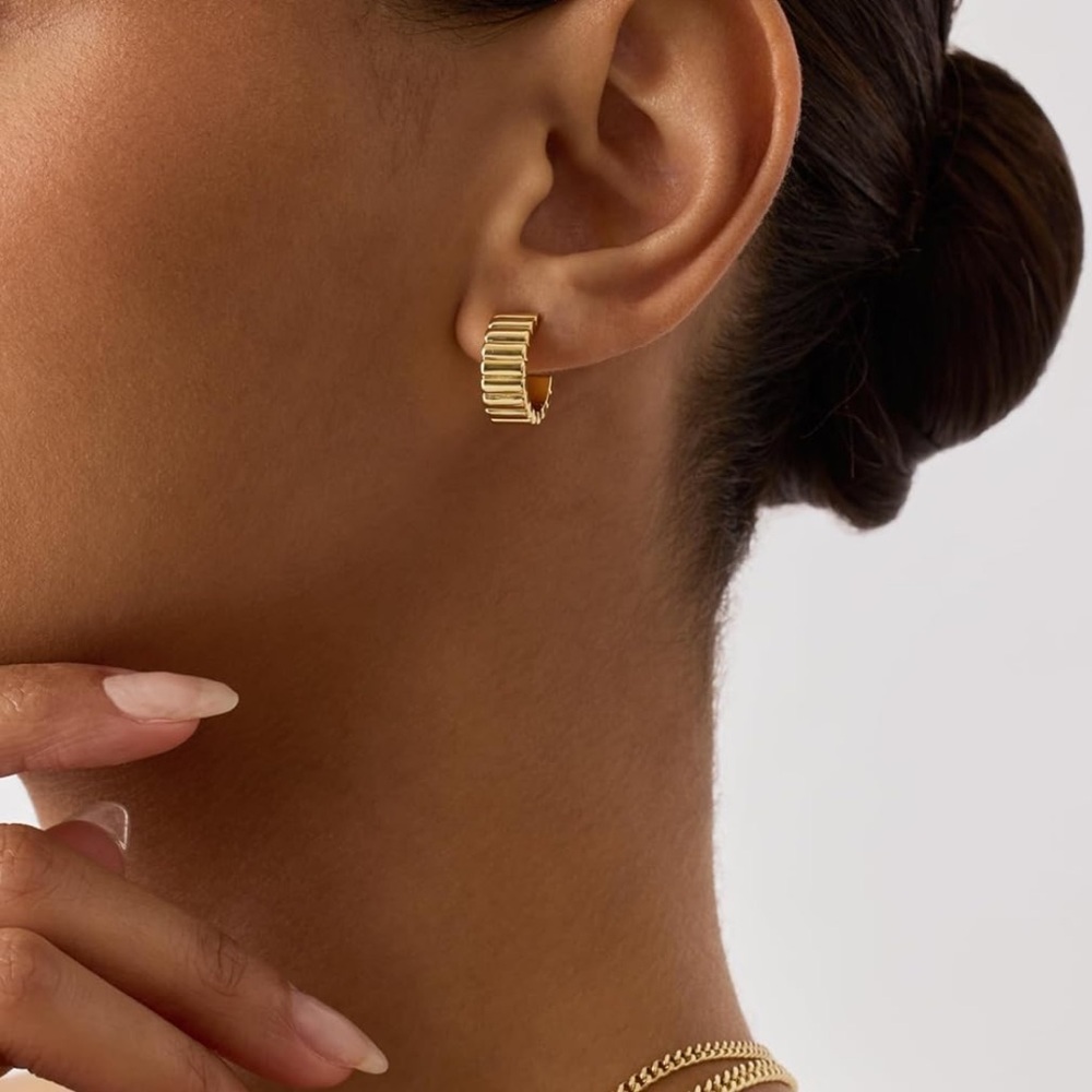 14k Gold plated ribbed elegant gold hoops πβ¨ - Picture 2 of 3